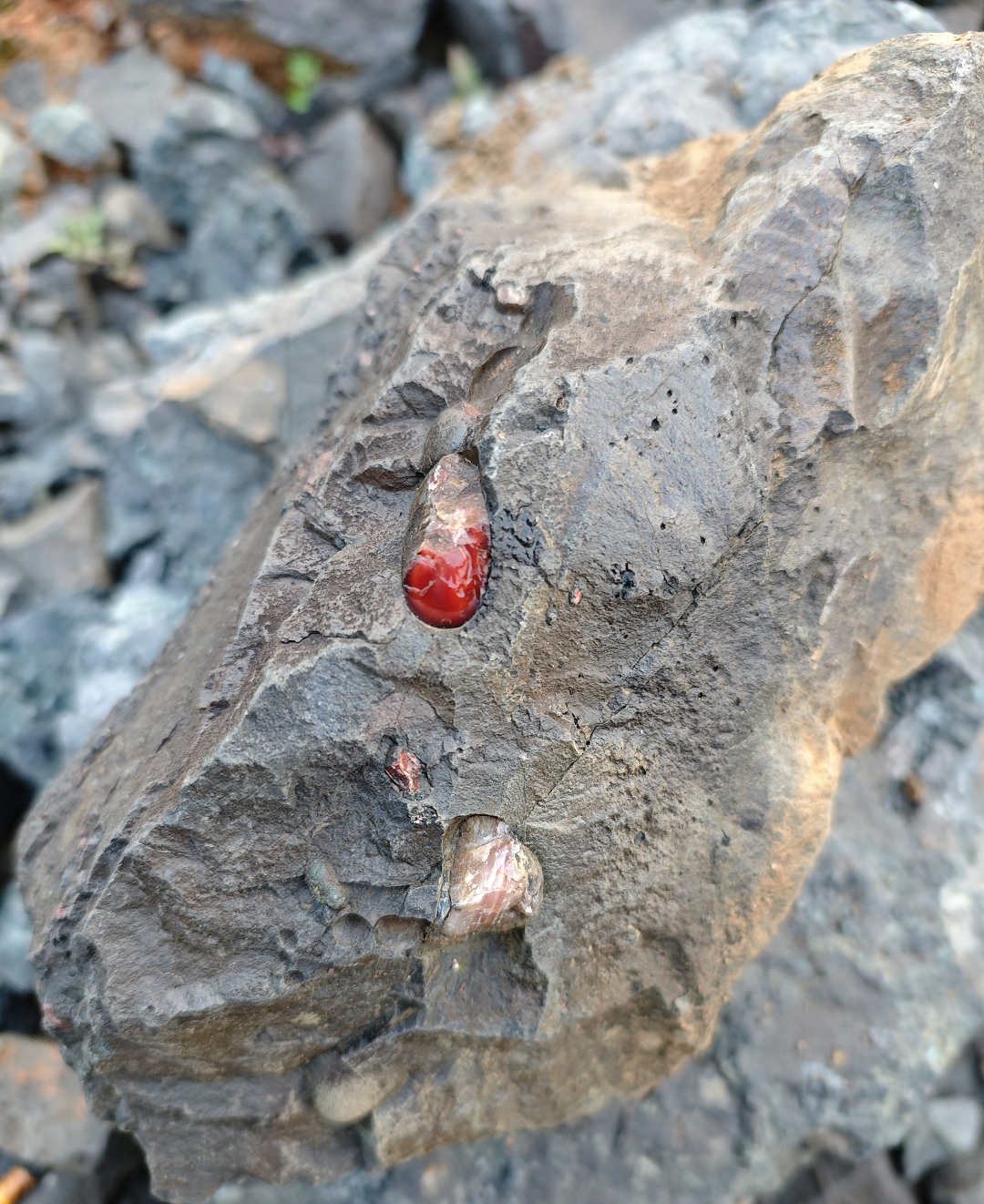 Natural rough Nanhong agate stone